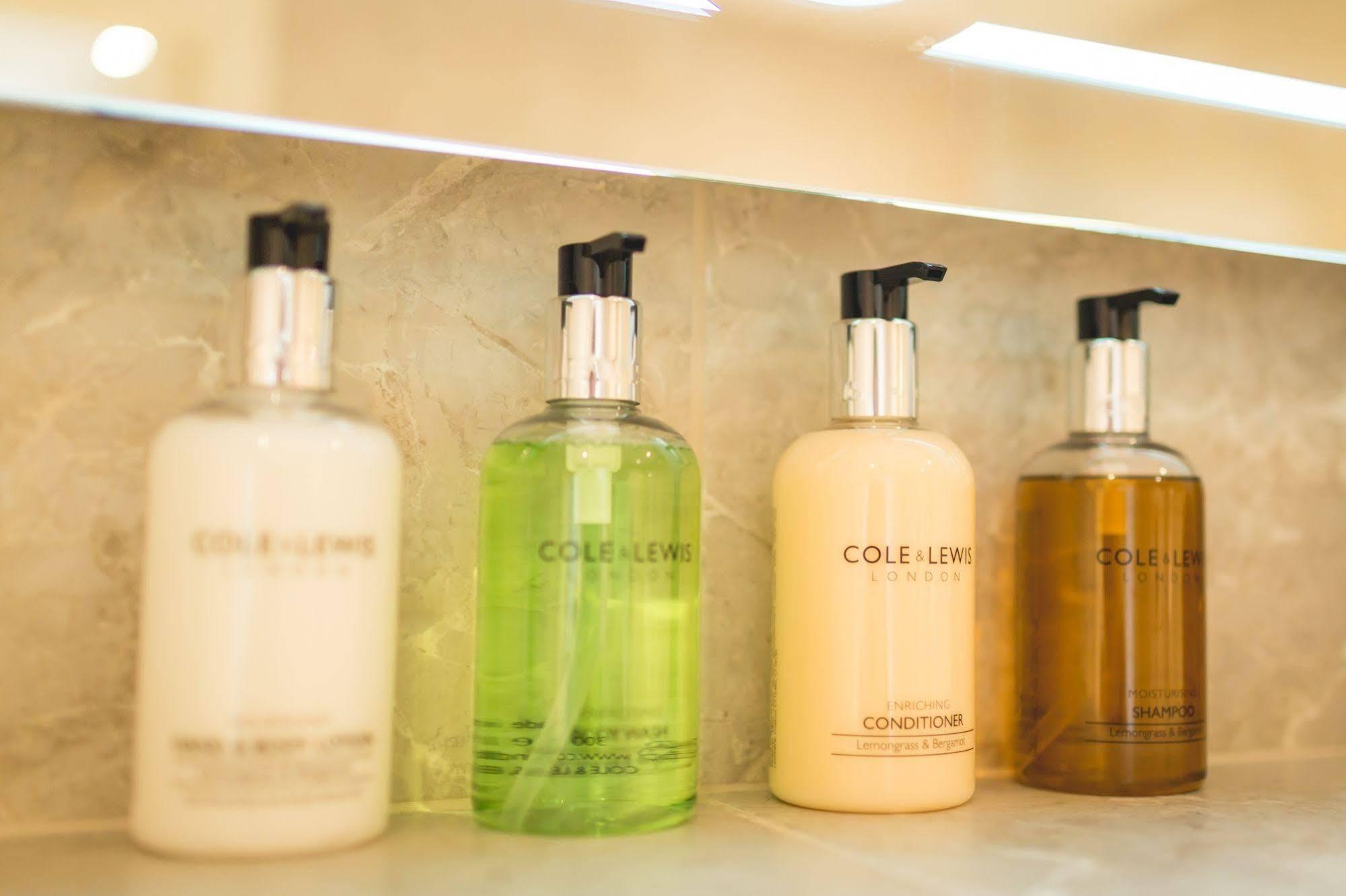 The Bower Inn Bridgwater Exteriér fotografie A selection of toiletries