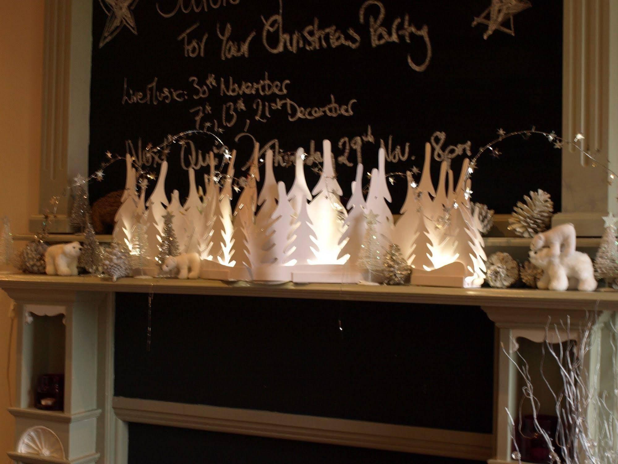 The Bower Inn Bridgwater Exteriér fotografie A fireplace decorated for Christmas
