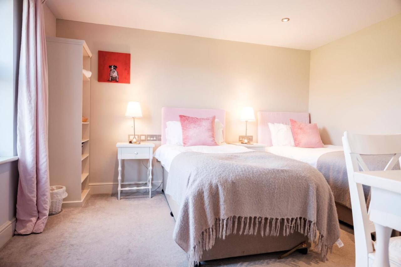 The Bower Inn Bridgwater Exteriér fotografie A bedroom at The Old Vicarage
