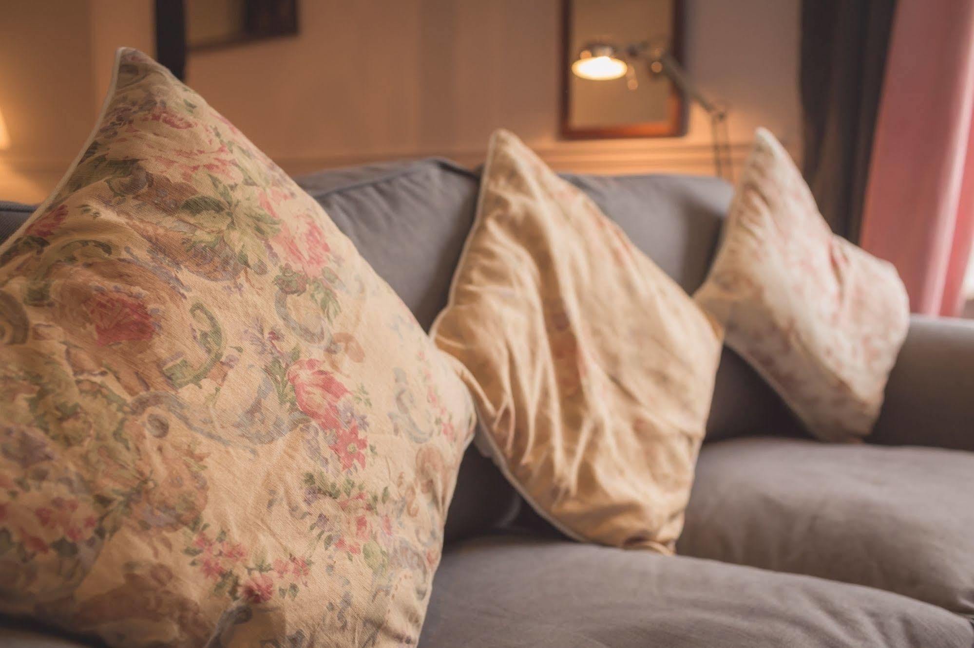 The Bower Inn Bridgwater Exteriér fotografie Cushions on a sofa