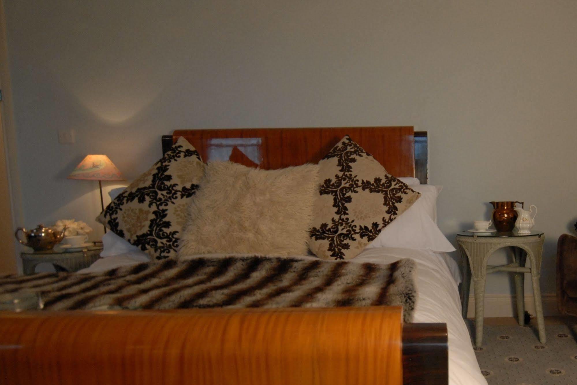 The Bower Inn Bridgwater Exteriér fotografie A bed with a mink throw